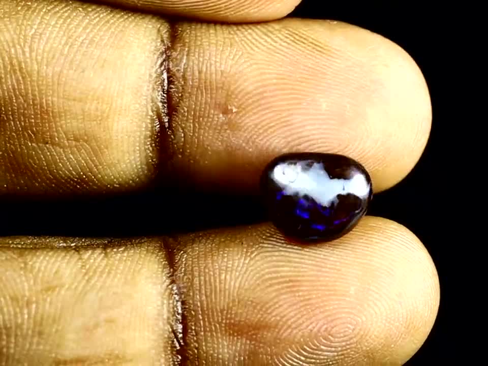 2.92カラット ファンシー（9.85 x 7.95 mm）天然オーストラリア産コロ